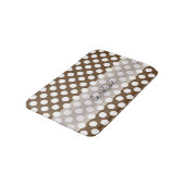 Monogram Brown White Trendy Fun Polka Dot Muster Badematte (Schrägansicht)