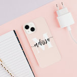 Monogram Brush Calligraphy Blush iPhone 14 Hülle<br><div class="desc">Fett serf Monogramm kombiniert mit handgeschriebener Kalligraphie mit Pinsel.</div>