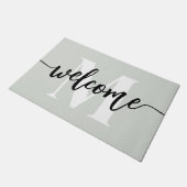 Monogram Brush Script Begrüßungsanzeige Grün Fußmatte (Schrägansicht)