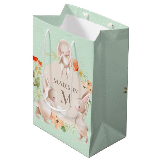 Monogram Bunny Rabbits Floral Baby Personalisiert Mittlere Geschenktüte (Vorderseite Schrägansicht)