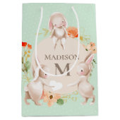 Monogram Bunny Rabbits Floral Baby Personalisiert Mittlere Geschenktüte (Vorderseite)