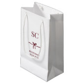 Monogram Burgundy Bow Bridesmaid Modern Name Date Kleine Geschenktüte (Vorderseite Schrägansicht)