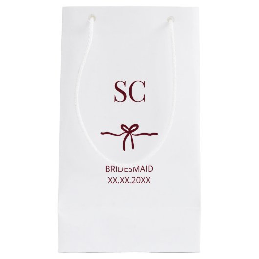 Monogram Burgundy Bow Bridesmaid Modern Name Date Kleine Geschenktüte (Vorderseite)