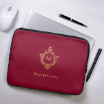Monogram Burgundy Elegante Vintage Imitats Gold Wa Laptopschutzhülle<br><div class="desc">Ein elegantes Bordeaux- und Golddesign mit dem Monogramm als Initial in einem Vintagen Wappen, empfohlen für eine Frau. Das Wappen ist Imitat Goldfolie, der Hintergrund ist bordeauxrot. Unter dem Wappen, in kleinen Kappen, ist der Name in goldenen Kappen. Das Vintage Wappen aus einer alten Buchbinderei aus dem Buch "Rust, Smut...</div>