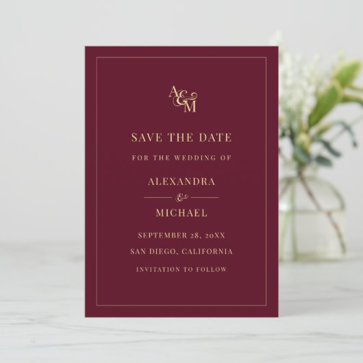 Monogram Burgundy Simple Elegant Moderne Hochzeit Save The Date (Stehend Vorderseite)