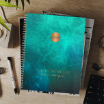 Monogram Business beruflich Planer<br><div class="desc">Moderner,  glamouröser,  beruflich luxuriöser Büroplaner mit einem grünen Smaragdgrün und einem kupfer guten Glitzer umkreist Personal- oder Firmenmonogramm Initial.           Perfect for Zuhause Interior Designer Office,  Beauty Salon,  Fashion Designer,  Architekt,  Künstler,  Berater,  Manager,  Direktor Hochzeit oder andere Events Planer.</div>