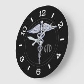 Monogram Caduceus Medical Symbol on Black Große Wanduhr (Winkel)
