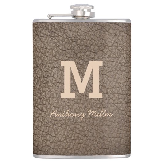 Monogram Chic Brown Leather Name Script Modern Flachmann (Vorderseite)