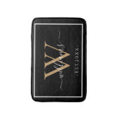 Monogram Chic Gold Script Names Wedding Date Black Badematte (Vorderseite Vertikal)