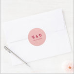 Monogram Chic Retro Hot Pink & Blush Wedding Runder Aufkleber<br><div class="desc">Mit dem Monogram Chic Retro Hot Pink & Blush Wedding Classic Round Aufkleber fügen Sie Ihren Hochzeitsdetails eine spielerische und elegante Touch hinzu. Mit einem stylischen Monogramm in Retro-Typografie mit einer kühnen rosa und rot-farbenen Farbpalette eignet sich dieser Aufkleber perfekt zum Abdichten von Umschlägen, Dekorieren von Gefälligkeiten oder zur Verbesserung...</div>