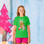 Monogram Christmas Santa Gingerbrot Letter A Girl T-Shirt<br><div class="desc">Mit unserem personalisierten, charmanten Lebkuchenbrief Weihnachts-Crew-T - Shirt erleben Sie die ganze Familie in den Urlaubssinn! Dieses festliche Design zeigt ein liebenswertes Kätzchen mit einer Weihnachtsmannmütze und einen skurrilen Schneemann. Eine extra süße Touch, ein gerippter Bonbons Pop aus den Buchstaben, die eine angenehme Drehung in das Design bringen. Jeder Lebkuchenbrief...</div>