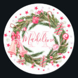 Monogram Christmas Wreath Runder Aufkleber<br><div class="desc">Der Weihnachtskreideaufkleber enthält Monogramm und Namen. Ideal für verpackte Geschenke oder Gastgeschenke.</div>