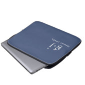 Monogram Classic Elegant Minimal Dusty Blue White Laptopschutzhülle (Vorne Knopf)
