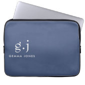 Monogram Classic Elegant Minimal Dusty Blue White Laptopschutzhülle (Vorderseite)