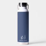 Monogram Classic Elegant Minimal Dusty Blue White Trinkflasche<br><div class="desc">Eine marineblaue Wasserflasche mit einem einfachen,  sauberen,  modernen,  minimalistischen Monogramm mit einfachen Serifentypografie-Initialen. Ein Satzzeichen (Periode) teilt den ersten und letzten ersten als ein einfaches Gestaltungselement auf,  das diesen typografischen Stil als modern und sauber definiert. Ihr Name im Großserifentyp. Einfach,  sauber und modern.</div>