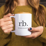 Monogram Classic Elegant Minimal Schwarz und Weiß Kaffeetasse<br><div class="desc">Ein minimalistisches Monogramm-Design mit großen Schriftzeichen in einem klassischen Schriftart mit Ihrem Namen unten. Das perfekt angepasste Geschenk oder Accessoire!</div>