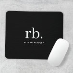 Monogram Classic Elegant Minimal Schwarz und Weiß Mousepad<br><div class="desc">Ein minimalistisches Monogramm-Design mit großen Typografie-Initialen in einem klassischen Schriftart mit Ihrem Namen unten auf einem einfachen schwarzen Hintergrund. Das perfekt angepasste Geschenk oder Accessoire!</div>