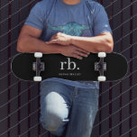 Monogram Classic Elegant Minimal Schwarz und Weiß Skateboard<br><div class="desc">Ein minimalistisches Monogramm-Design mit großen Typografie-Initialen in einem klassischen Schriftart mit Ihrem Namen unten auf einem einfachen schwarzen Hintergrund. Das perfekt angepasste Geschenk oder Accessoire!</div>