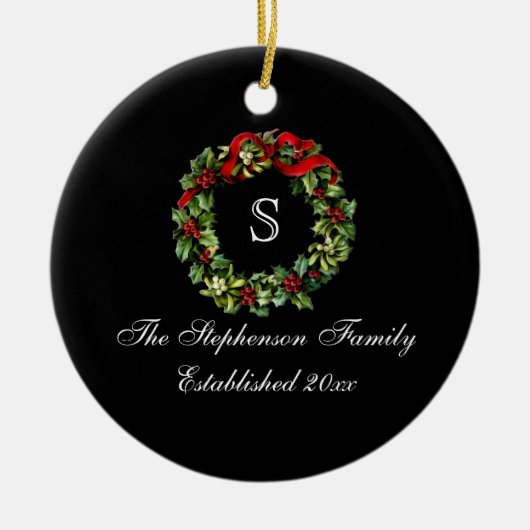 Monogram Classic Holly Wreath Custom Christmas Keramikornament (Vorne)