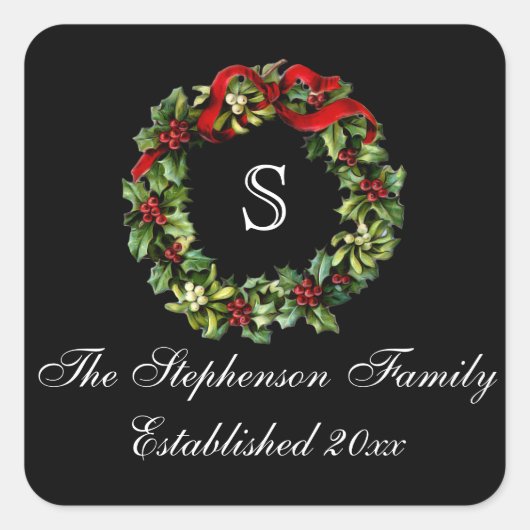 Monogram Classic Holly Wreath Custom Christmas Quadratischer Aufkleber (Vorderseite)
