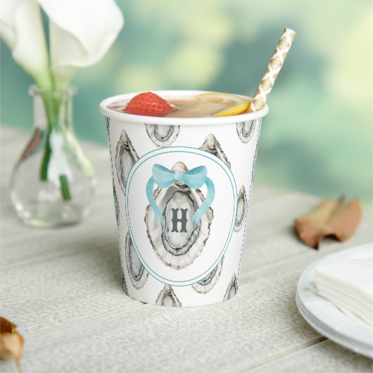 Monogram Coastal Blue Bow Oyster Pappbecher (In Situ)
