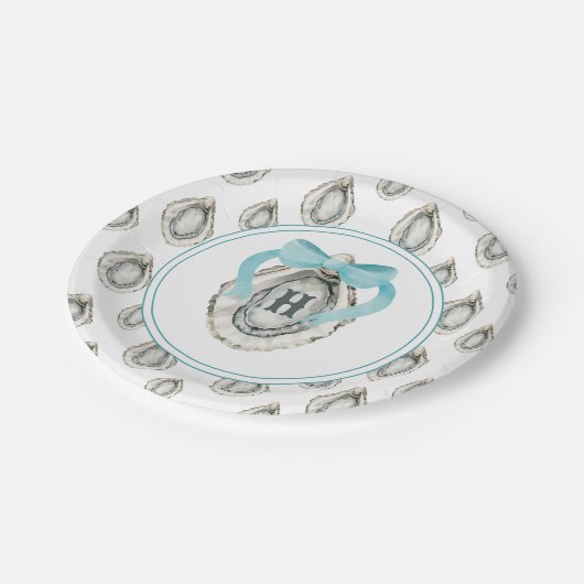Monogram Coastal Blue Bow Oyster Pappteller (Schrägansicht)