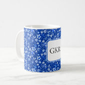Monogram Cobalt Blue Flowers & Blätter Muster 11oz Kaffeetasse (Vorderseite Links)