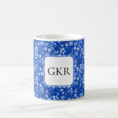 Monogram Cobalt Blue Flowers & Blätter Muster 11oz Kaffeetasse (Mittel)