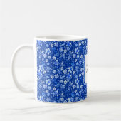 Monogram Cobalt Blue Flowers & Blätter Muster 11oz Kaffeetasse (Links)