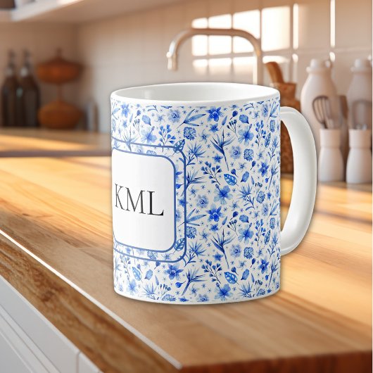 Monogram Cobalt Blue Flowers & Blätter Muster 11oz Kaffeetasse