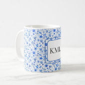 Monogram Cobalt Blue Flowers & Blätter Muster 11oz Kaffeetasse (Vorderseite Links)