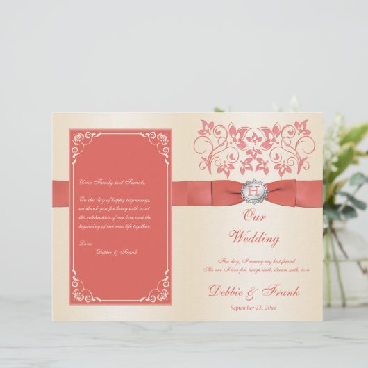 Monogram Coral, Champagner Wedding Program (Stehend Vorderseite)