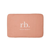 Monogram Coral Peach Elegante Feminine Minimalisti Badematte (Vorderseite)