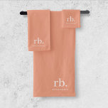 Monogram Coral Peach Elegante Feminine Minimalisti Badhandtuch Set<br><div class="desc">Ein minimalistisches Monogramm-Design mit großen Typografie-Initialen in einem klassischen Schriftart mit Ihrem Namen unten auf einem weiblichen Korallenpfirsichhintergrund. Das perfekt angepasste Geschenk oder Accessoire!</div>