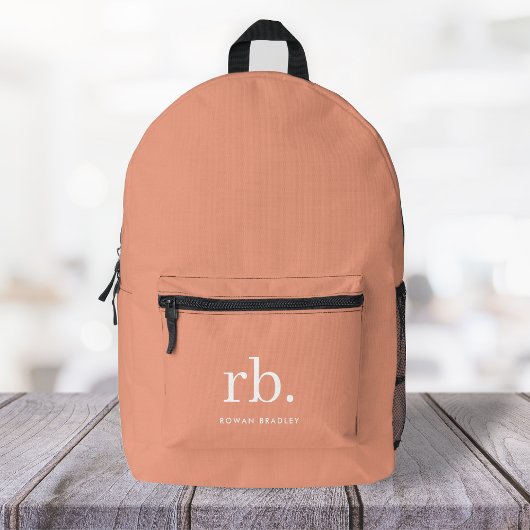 Monogram Coral Peach Elegante Feminine Minimalisti Bedruckter Rucksack