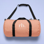 Monogram Coral Peach Elegante Feminine Minimalisti Duffle Bag<br><div class="desc">Ein minimalistisches Monogramm-Design mit großen Typografie-Initialen in einem klassischen Schriftart mit Ihrem Namen unten auf einem weiblichen Korallenpfirsichhintergrund. Das perfekt angepasste Geschenk oder Accessoire!</div>