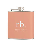 Monogram Coral Peach Elegante Feminine Minimalisti Flachmann (Vorderseite)