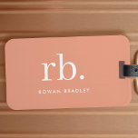 Monogram Coral Peach Elegante Feminine Minimalisti Gepäckanhänger<br><div class="desc">Ein minimalistisches Monogramm-Design mit großen Typografie-Initialen in einem klassischen Schriftart mit Ihrem Namen unten auf einem weiblichen Korallenpfirsichhintergrund. Das perfekt angepasste Geschenk oder Accessoire!</div>