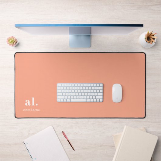 Monogram Coral Peach Elegante Feminine Minimalisti Schreibtischunterlage (Büro 1)