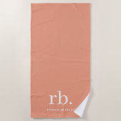 Monogram Coral Peach Elegante Feminine Minimalisti Strandtuch (Vorderseite)