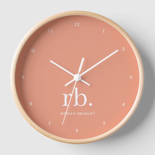Monogram Coral Peach Elegante Feminine Minimalisti Uhr (Vorderseite)