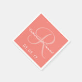 Monogram Coral Pink Stilvolle Farbdesign-Hochzeit Serviette (Ecke)