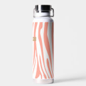 Monogram Coral Pink Striped Zebra Muster Trendy Trinkflasche (Rückseite)