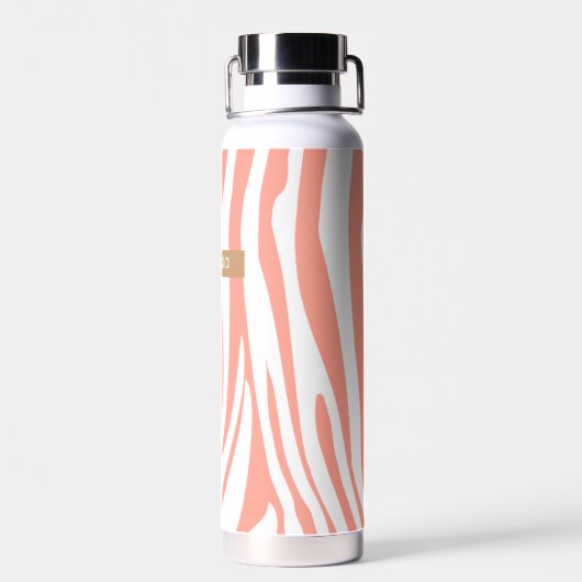 Monogram Coral Pink Striped Zebra Muster Trendy Trinkflasche (Rückseite)
