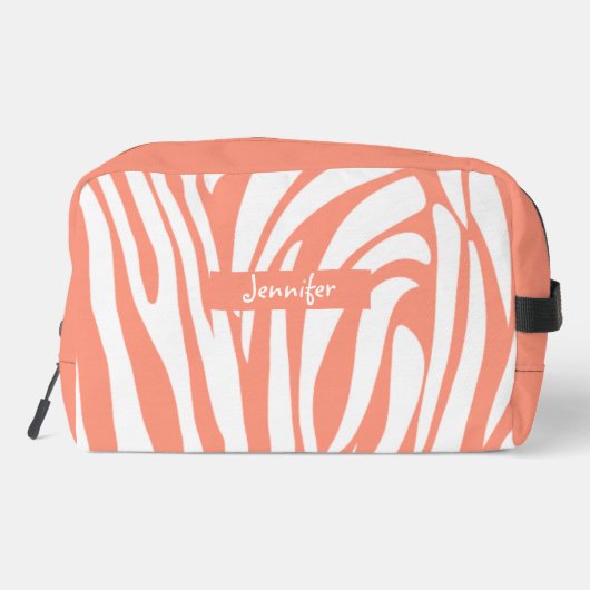 Monogram Coral Pink Striped Zebra Muster Trendy Waschbeutel (Rückseite)