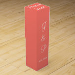 Monogram Coral White Wedding Weinbox<br><div class="desc">Hübsche Koralle mit weißer Sommerhochzeit Empfang. Personalisieren Sie Mit Monogramm Bräunungs- und Hochzeitstipps in weißem Text. Danke,  dass du oben in einem weißen Skript geschrieben bist. Entwürfe von TamiraZDesign.</div>