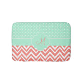 Monogram Coral Zickzack mit Mint Polka Dot Muster Badematte (Vorderseite)