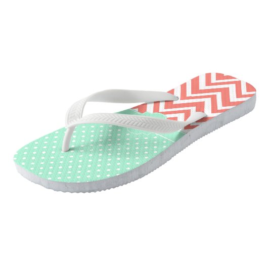 Monogram Coral Zickzack mit Mint Polka Dot Muster Badesandalen (Schrägansicht)