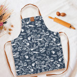 Monogram Country Style Blumenbackmuster Blau Schürze<br><div class="desc">Rufen Sie alle fabelhaften Backköniginnen! Wir haben die ultimative Schürze got, um Ihre Küchenabenteuer noch stilvoller zu gestalten! Unsere gemusterte blühende Schürze im Landhausstil ist die perfekte Mischung aus Eleganz und Praxisnähe. Egal, ob Sie ein paar hausgemachte Kekse aufschütteln oder mit einem köstlichen Kuchenrezept experimentieren, diese Schürze hat Sie (buchstäblich!)...</div>