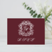 Monogram Crest Elegant Burgundy Wedding RSVP Karte (Stehend Vorderseite)